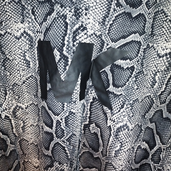 NWOT MICHAEL KORS LOGO BLOUSE - Picture 3 of 7